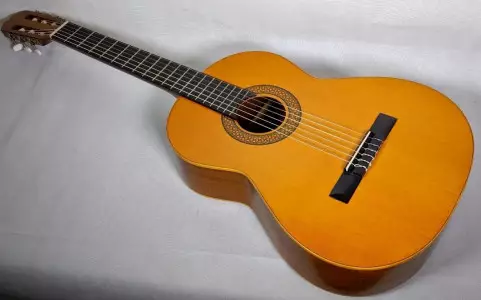 ویژگی و مشخصات گیتار آدمیرا Infante 1/2